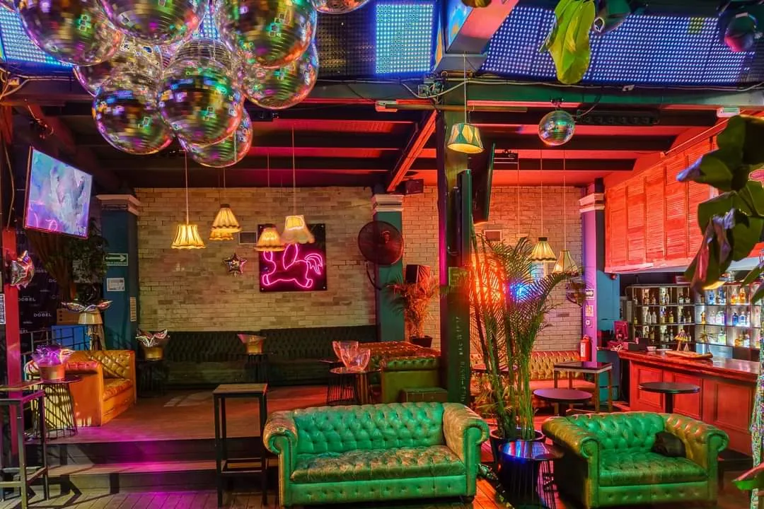 Antro de gran formato en la colonia Roma CDMX con pista para 600 personas y setup multi-uso