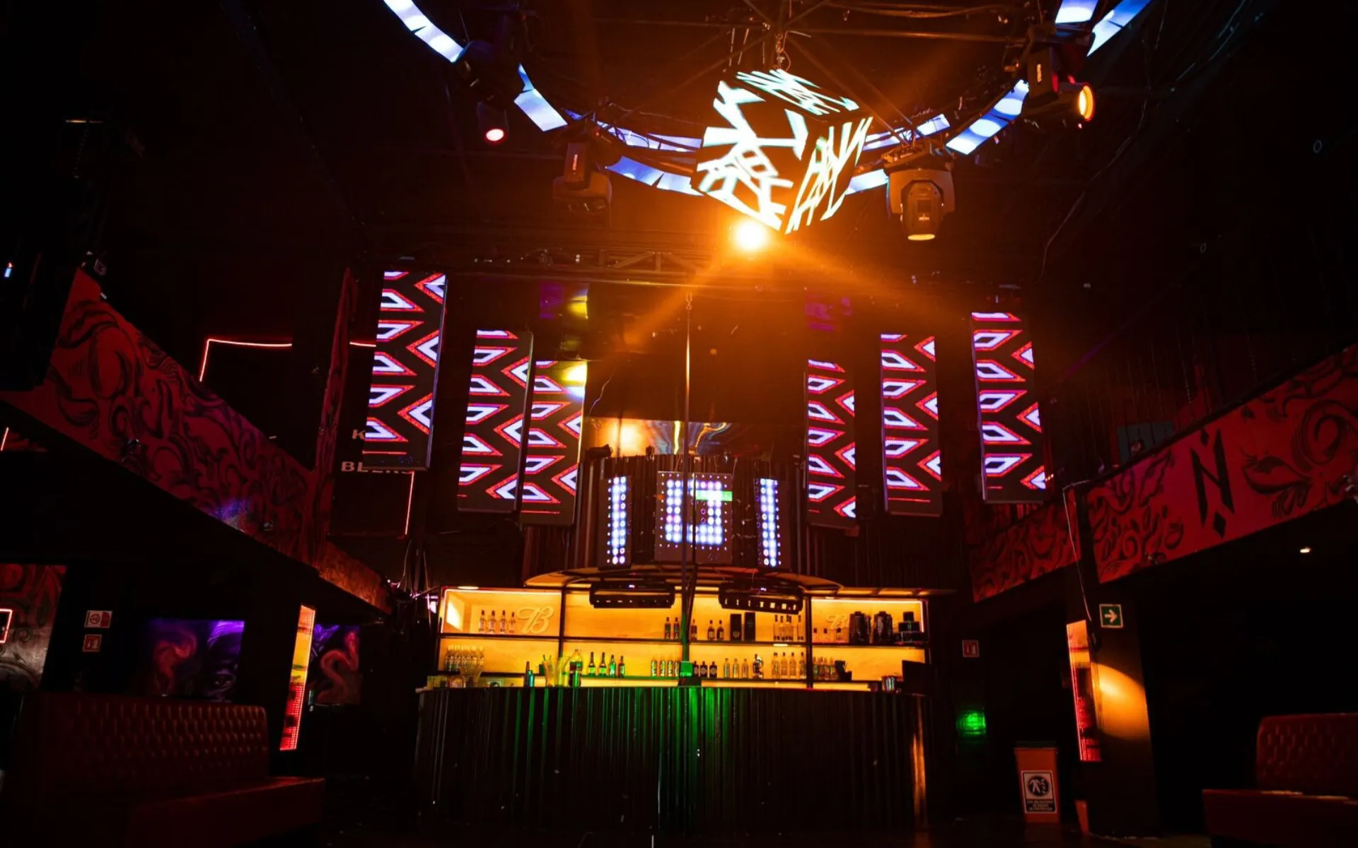 Antro retro urbano de gran formato en la Roma Norte CDMX con pantallas integradas y salas lounge para 800 personas
