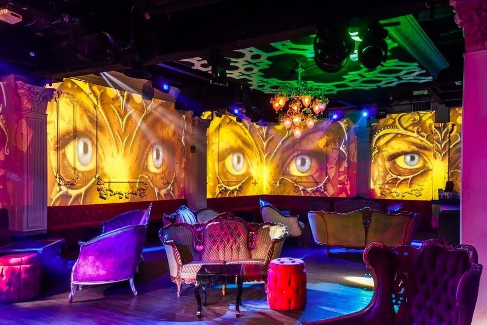 Antro vintage en la colonia Roma CDMX con video mapping en paredes, pista LED y mobiliario vintage