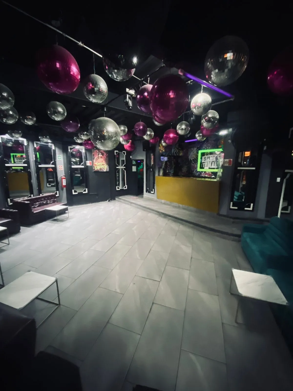 Antro urbano boutique en la colonia Roma sobre calle Coahuila CDMX con mobiliario lounge y barra