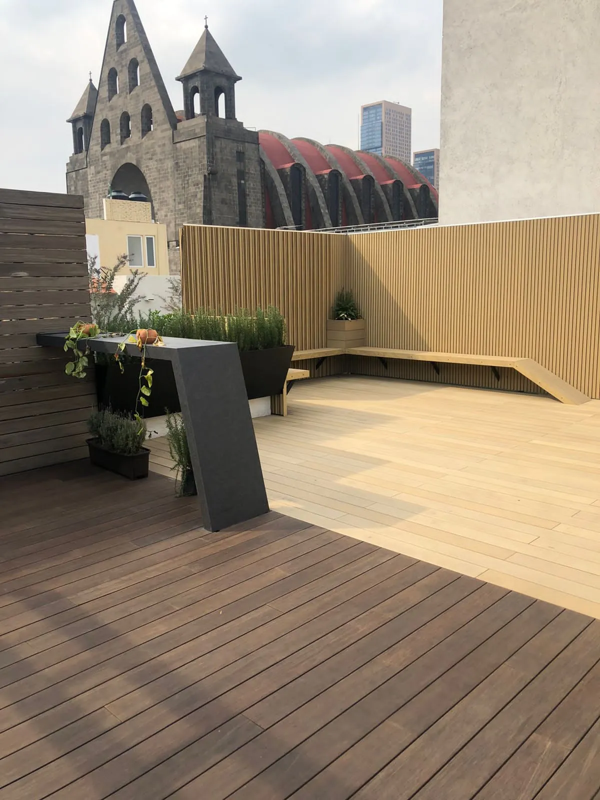 Antro contemporáneo en penthouse de Plaza Masaryk Polanco con pantalla LED y salas lounge