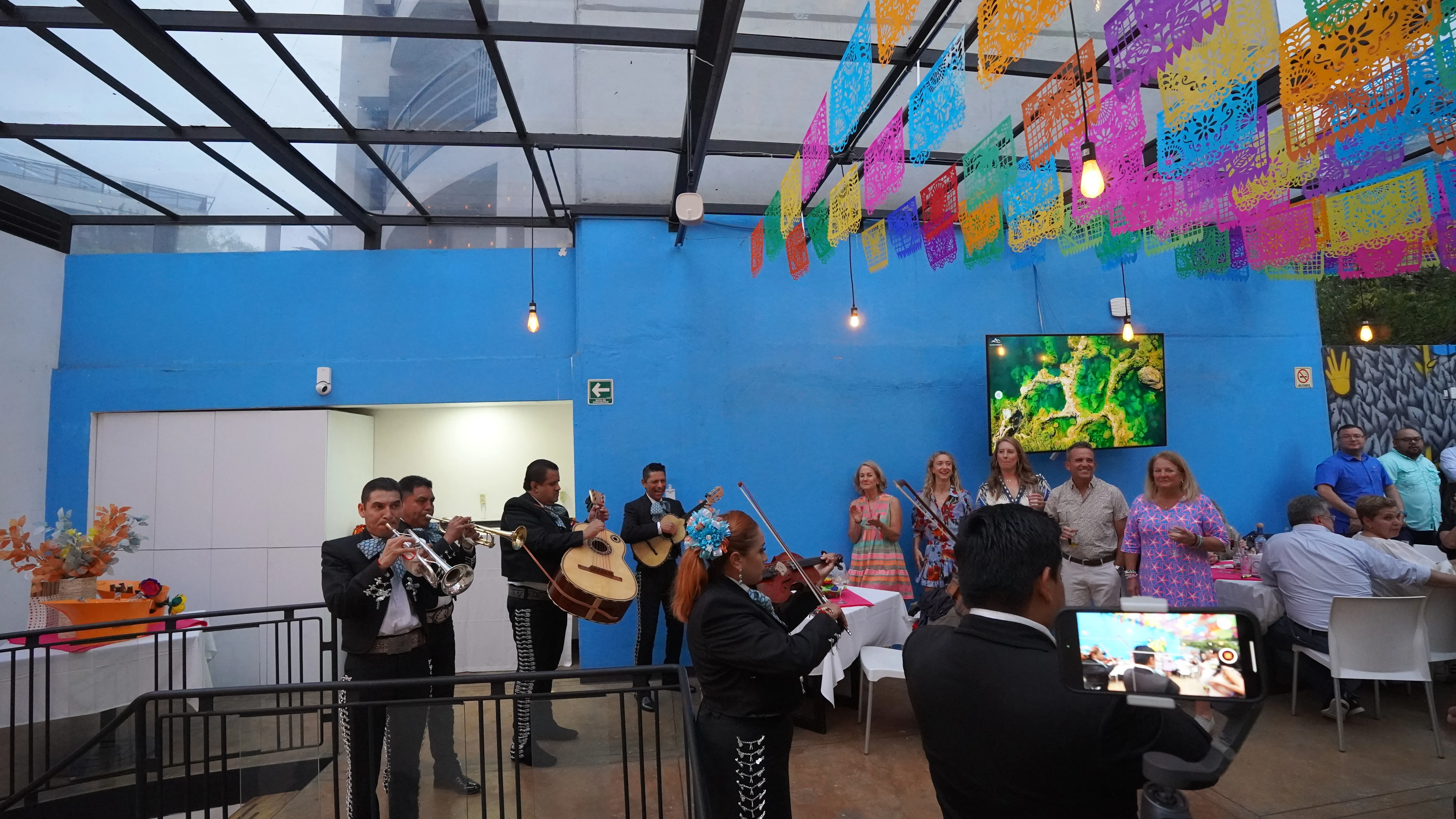 Mariachi tradicional con vestuario charro