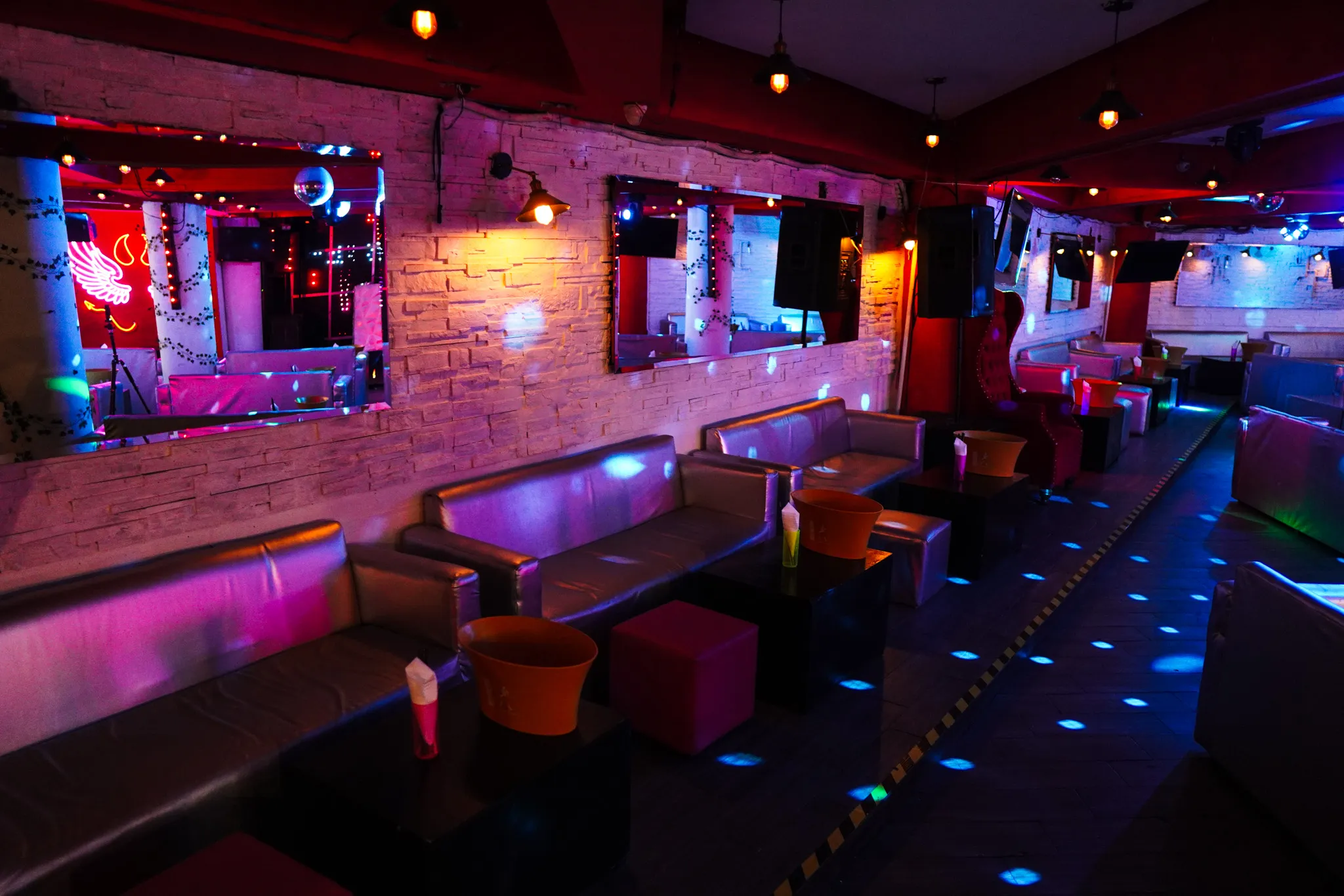 Antro con pista LED en la colonia Nápoles CDMX cerca del Estadio Azul con salas lounge en segundo piso
