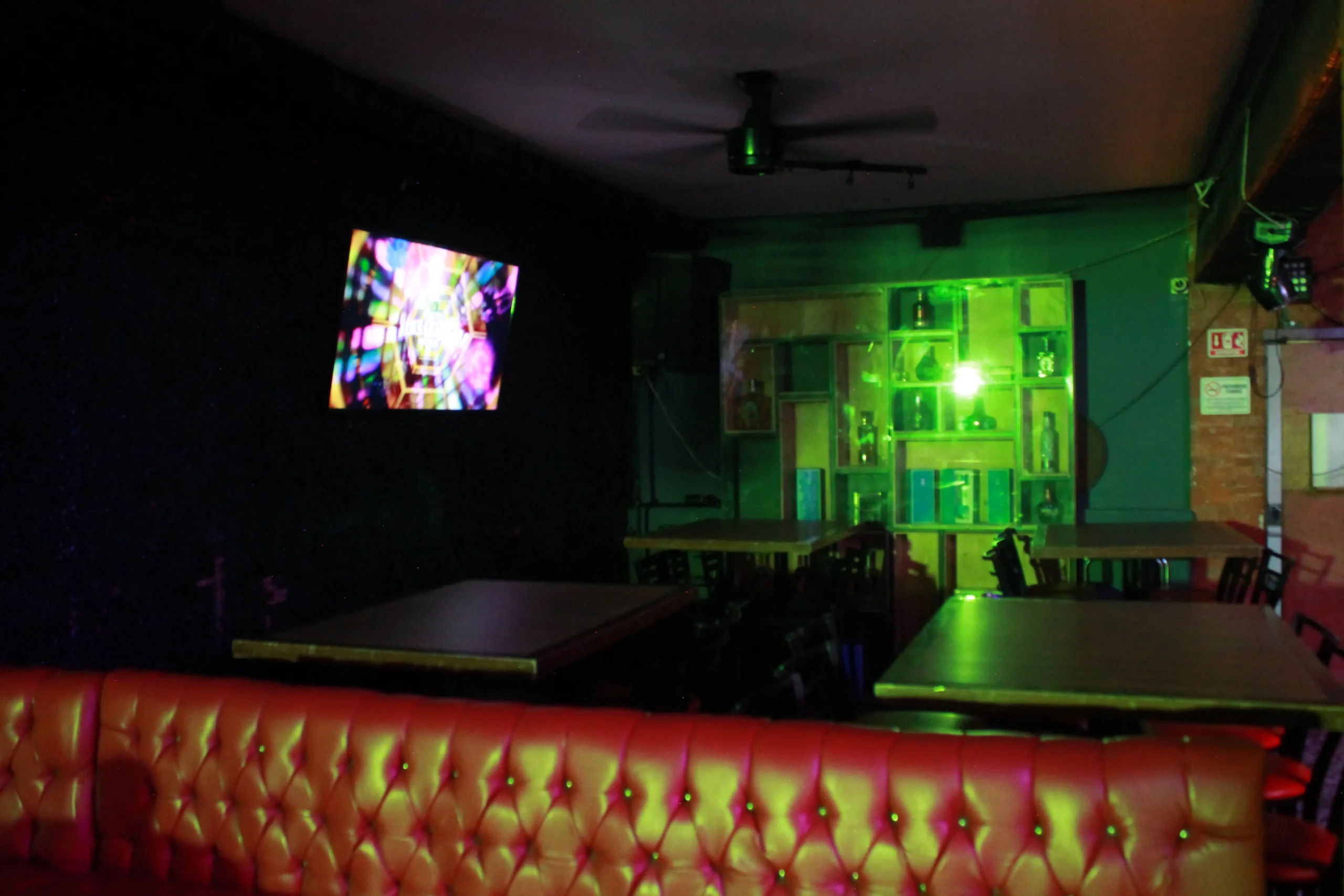 Bar con periqueras y zona VIP con salas lounge en la Roma Norte CDMX con escenario y pantallas LED