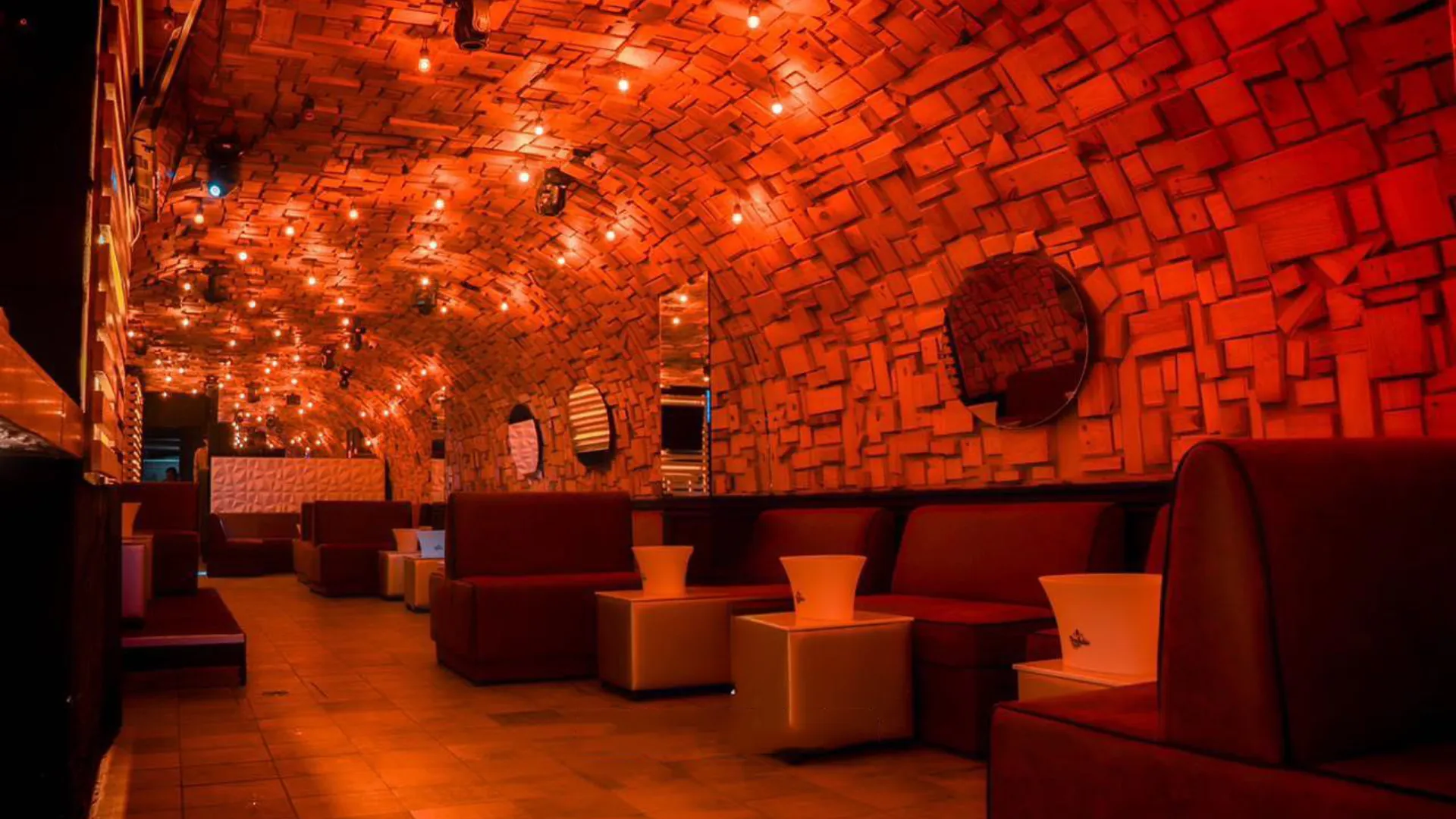 Antro karaoke privado en penthouse de la colonia Nápoles CDMX con pantallas y mobiliario lounge para 50 personas