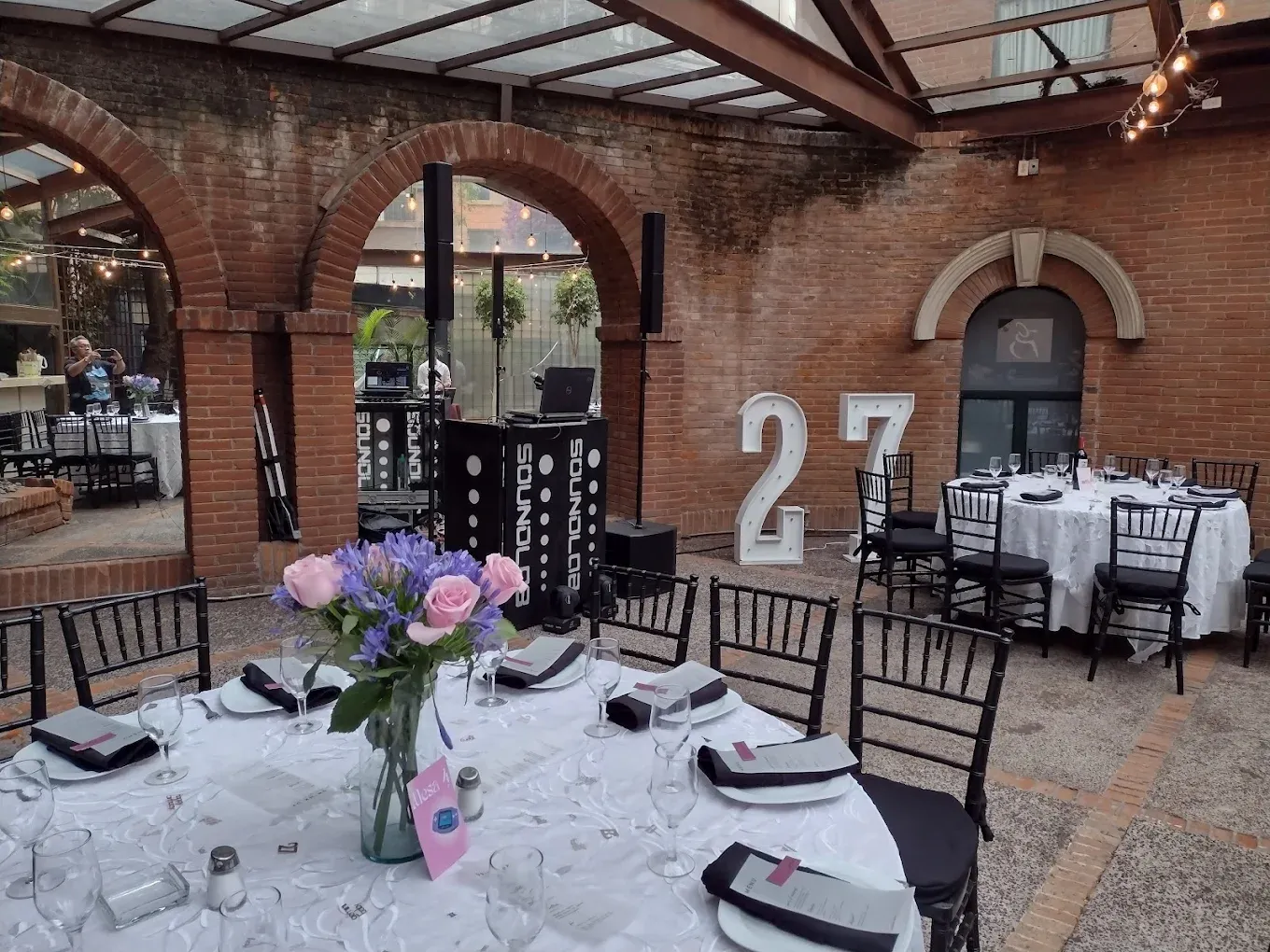 Cumpleaños 27 años con montaje premium y decoración temática