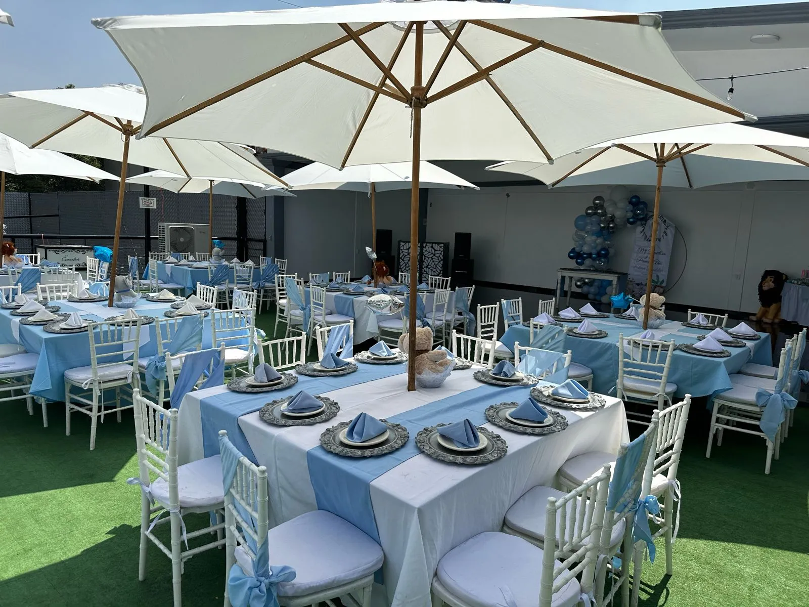 terraza narvarte montaje con sombrillas