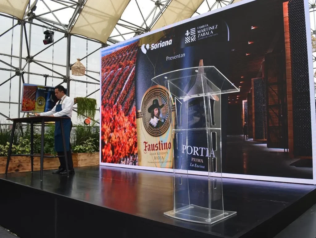 Conferencia Soriana en CDMX con podium presentador y pantalla LED branding corporativo retail