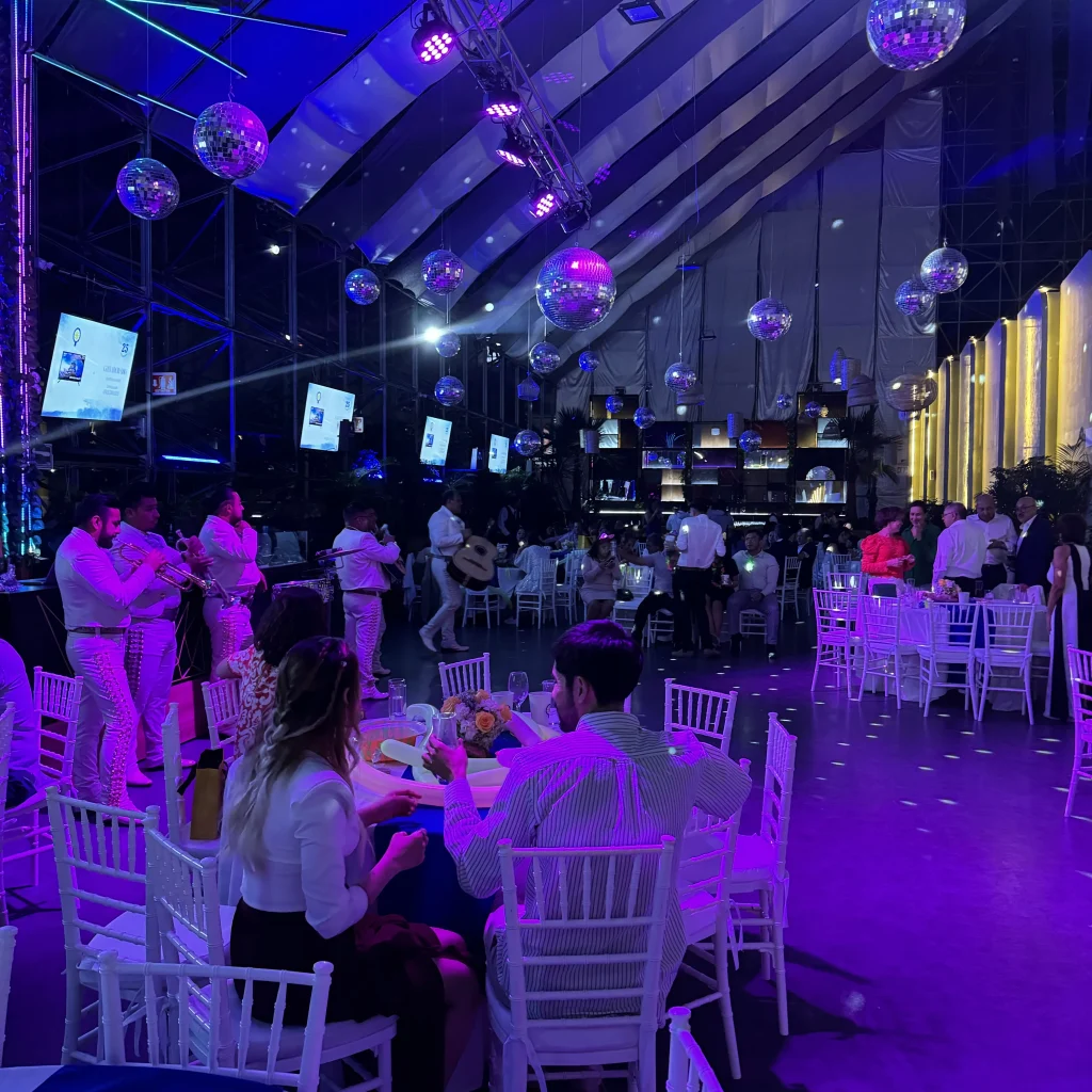 Evento corporativo con mariachi vestido de blanco y discoballs en salón premium CDMX
