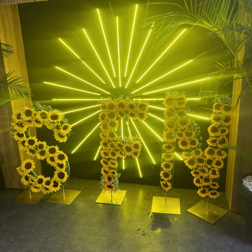 Decoración floral con letras girasoles SUN para inauguración o aniversario empresarial premium CDMX