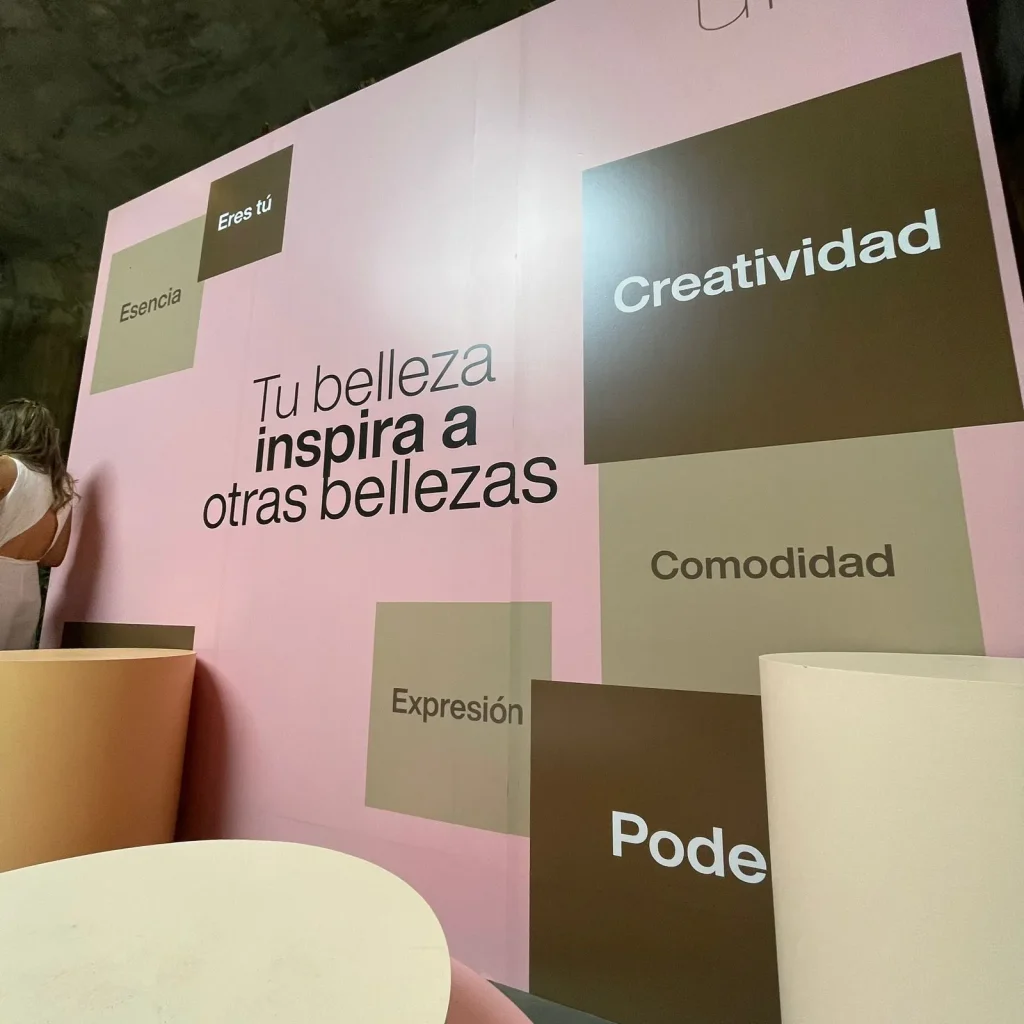 Lanzamiento Natura cosméticos CDMX con backdrop conceptual rosa Tu Belleza Inspira y stand premium