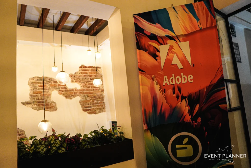 Lanzamiento de producto Adobe en CDMX con branding banner y decoración premium en venue