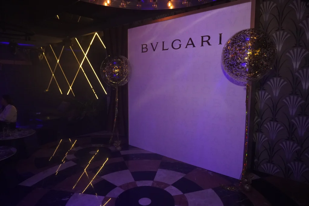 Lanzamiento de producto Bvlgari en CDMX con backdrop luxury y decoración premium