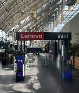 Lanzamiento de producto Lenovo e Intel en CDMX con setup masivo y branding corporativo