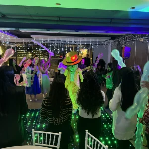 Posada empresarial con animador LED y burbujas para fiesta de fin de año corporativa CDMX