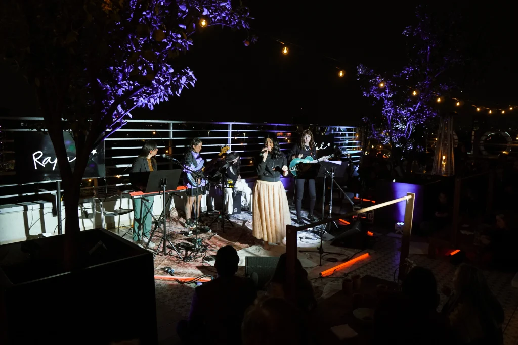 Posada empresarial CDMX con banda en vivo tocando en terraza nocturna para fiesta corporativa