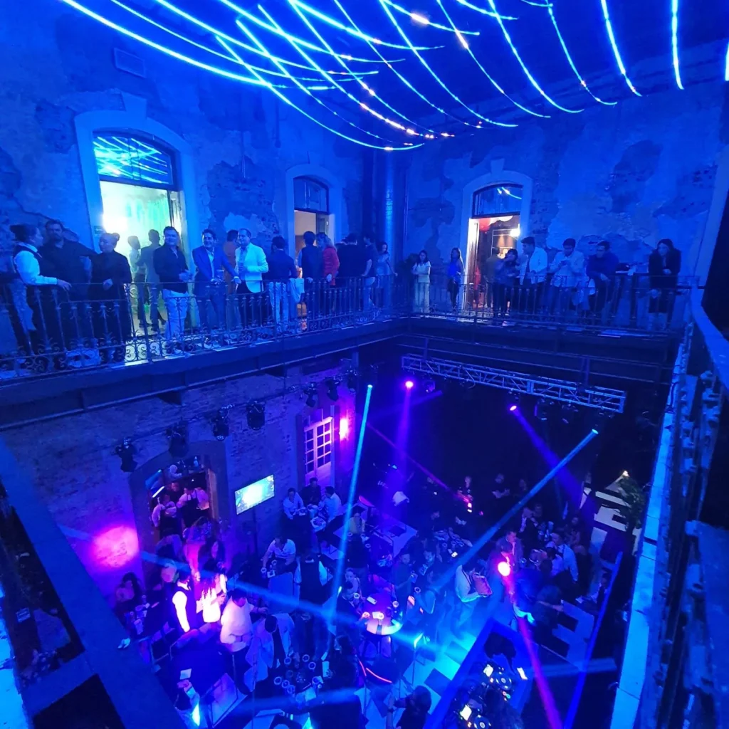 Posada empresarial en foro con láseres azules y producción de audio e iluminación profesional CDMX