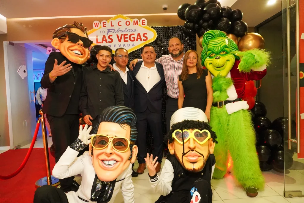 Posada empresarial temática Las Vegas en CDMX con personajes Elvis Grinch y decoración custom