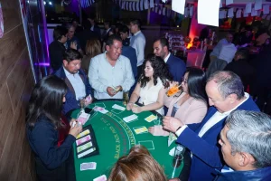 Team building corporativo CDMX con mesa de blackjack profesional y empleados jugando