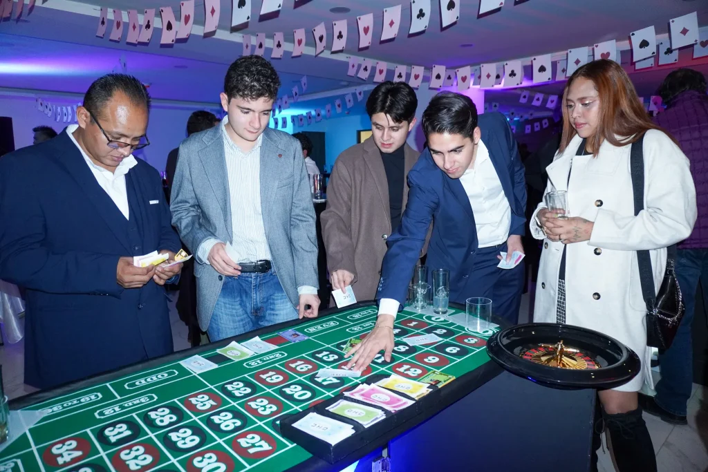 Team building empresarial CDMX con mesa de ruleta y equipo corporativo integrándose