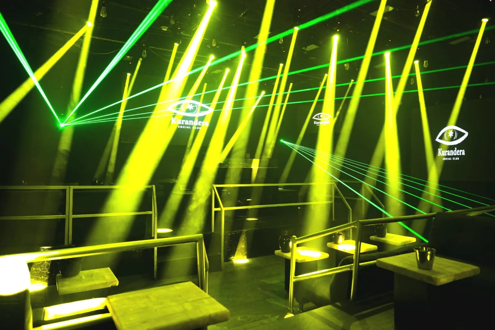 Antro en zona Pedregal San Ángel CDMX con luces sensoriales y robóticas, salas lounge y área para fumar