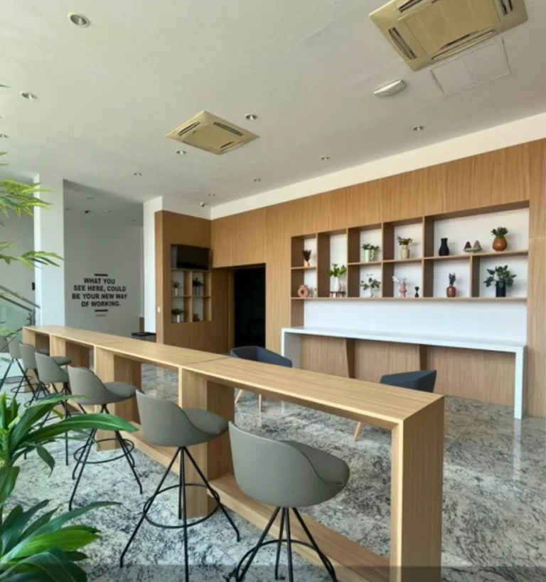 Área lounge y barra del auditorio para eventos sociales en CDMX