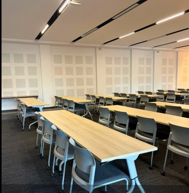 Auditorio para eventos corporativos con pantalla en CDMX