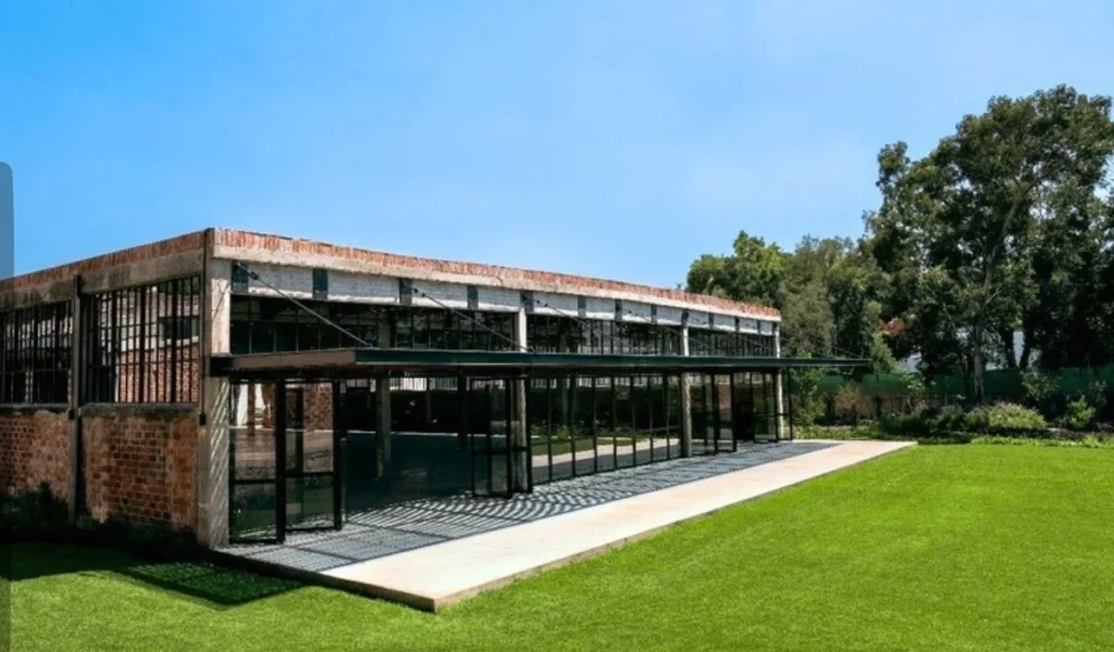 Fachada histórica de la Hacienda San Ángel con jardín para eventos en CDMX