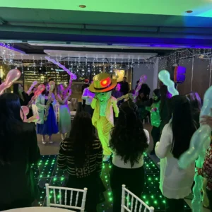 Posada empresarial con animador LED y burbujas para fiesta de fin de año corporativa CDMX