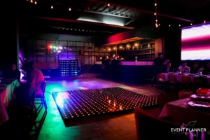 Posadas empresariales en CDMX con pista LED iluminada y ambiente nocturno premium