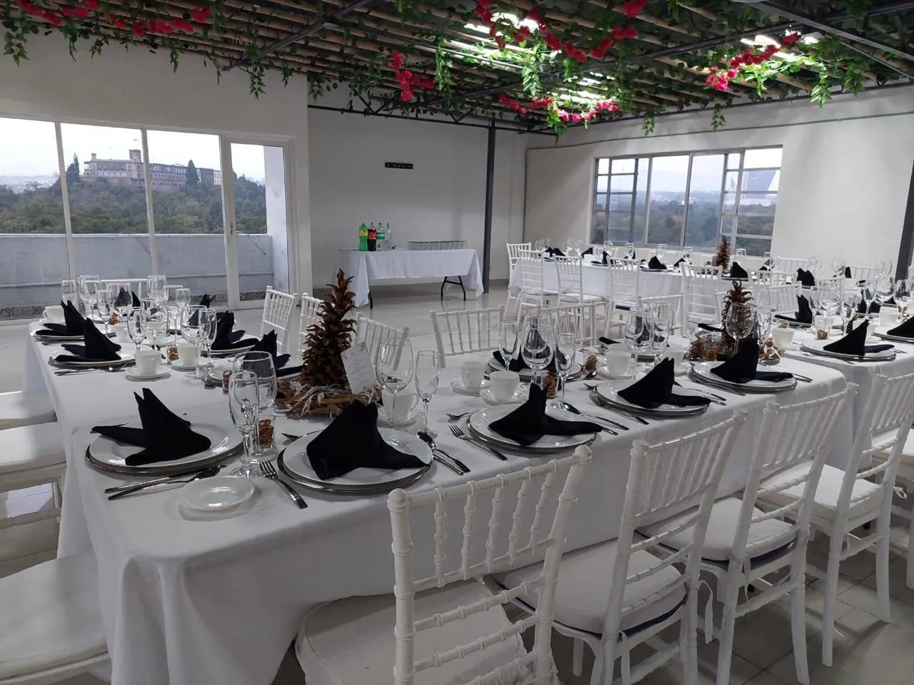 Banquete con sillas crossback y sombrillas blancas en terraza