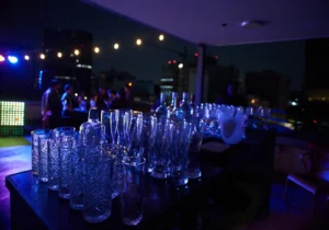 Barra de coctelería montada en terraza al aire libre de noche en la Juárez