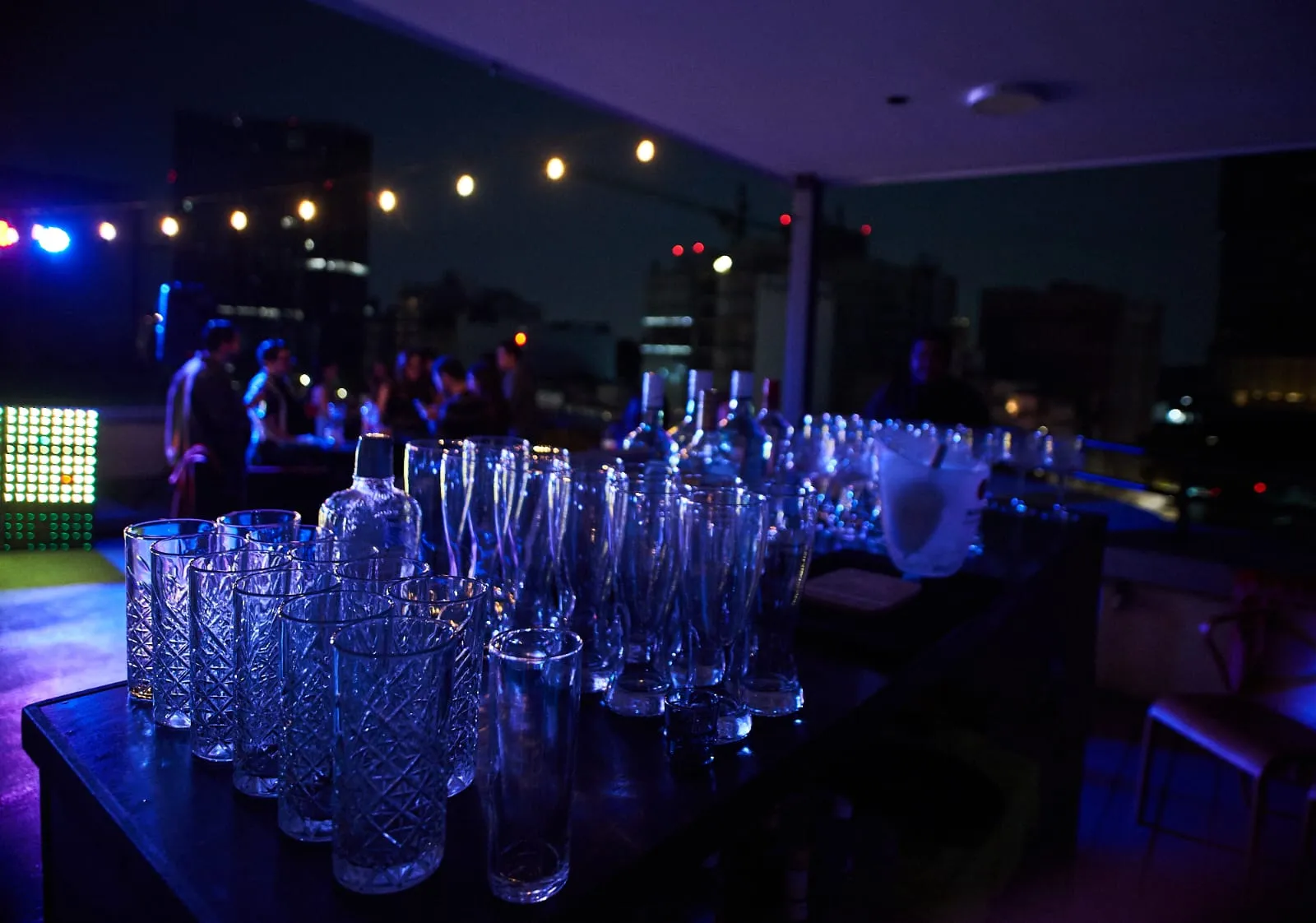 Barra de coctelería en terraza Juárez 1 de noche