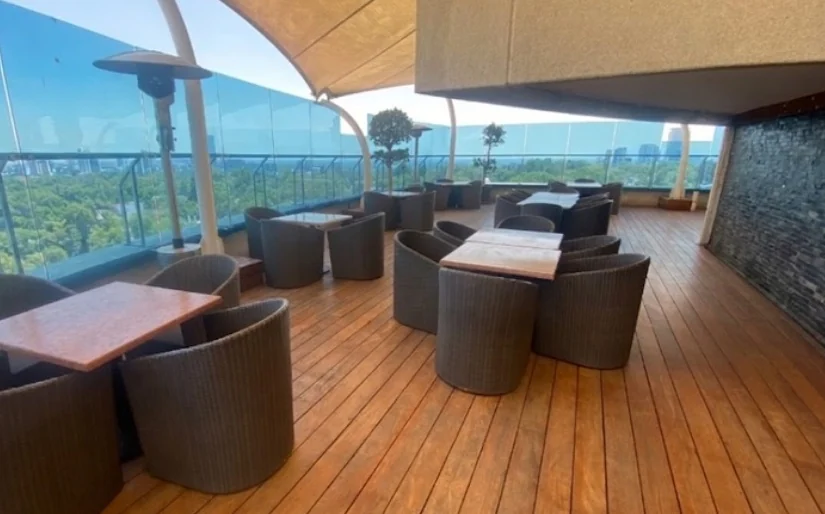 Terraza Pedregal 3 - rooftop con toldos y lounge de ratan con vista en el Pedregal CDMX