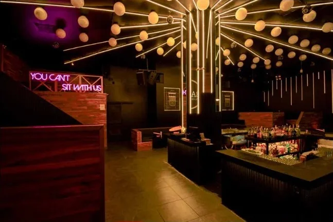 Antro Santa Fe 1 — sala lounge con instalación de esferas en forma de estrella y sillones bajos