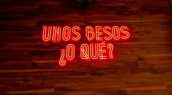 Antro Santa Fe 1 — letrero de neón con mensaje sobre pared de madera en zona lounge