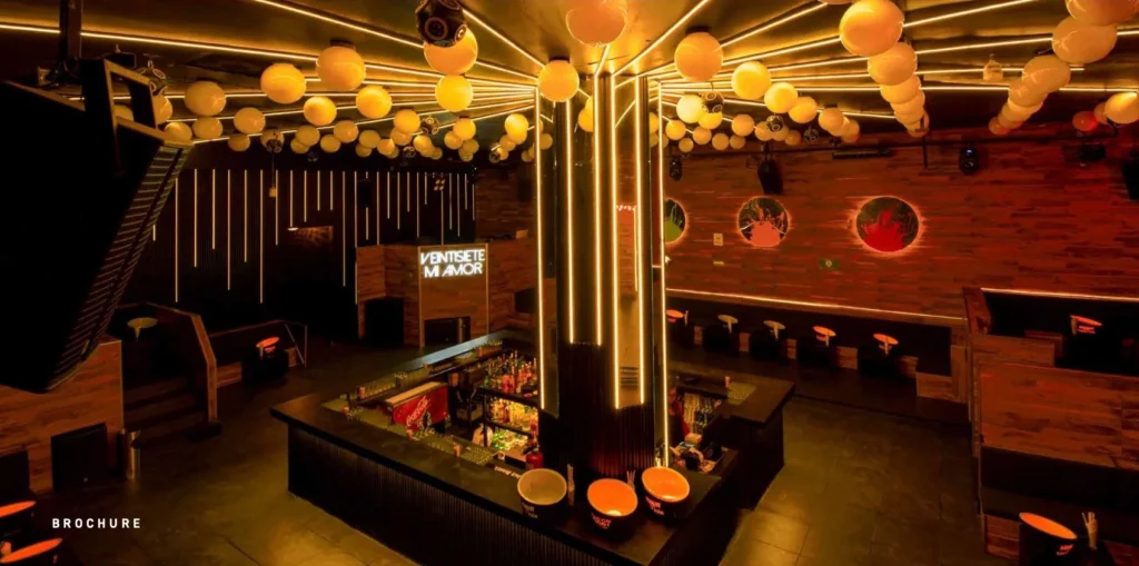 Antro Santa Fe 1 — pista central con instalación de esferas colgantes alrededor de columna y mobiliario tipo puf