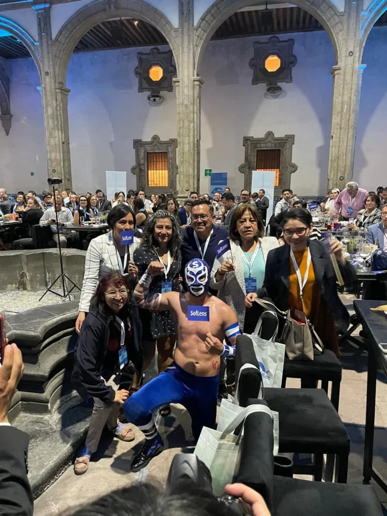Luchador profesional conviviendo con invitados de evento corporativo, meet and greet