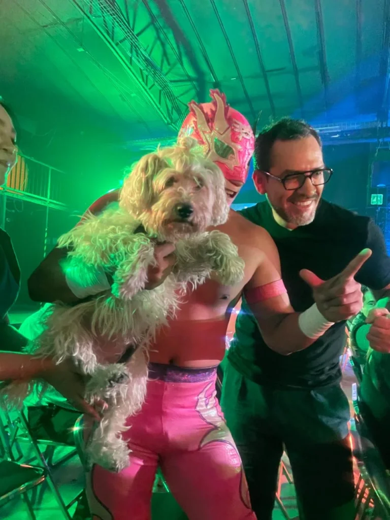 Luchador conviviendo con invitados durante activación de marca corporativa