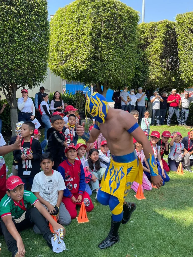 Luchador conviviendo con invitados en evento especial de marca