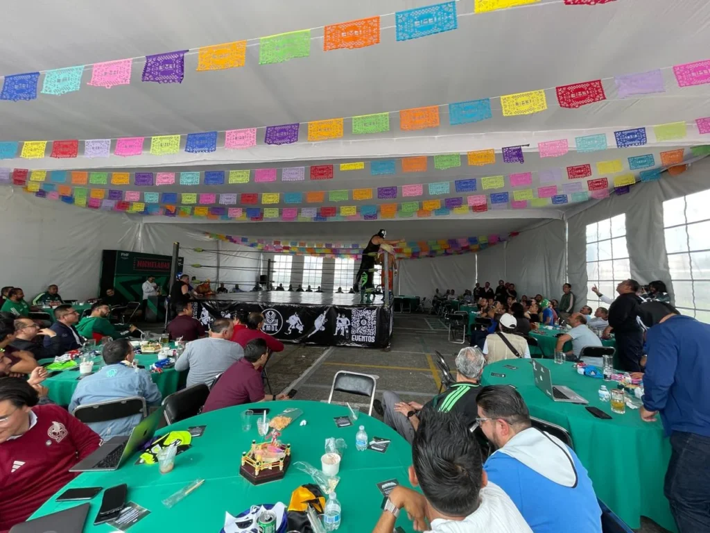 Ring brandeado con logo de marca en evento corporativo