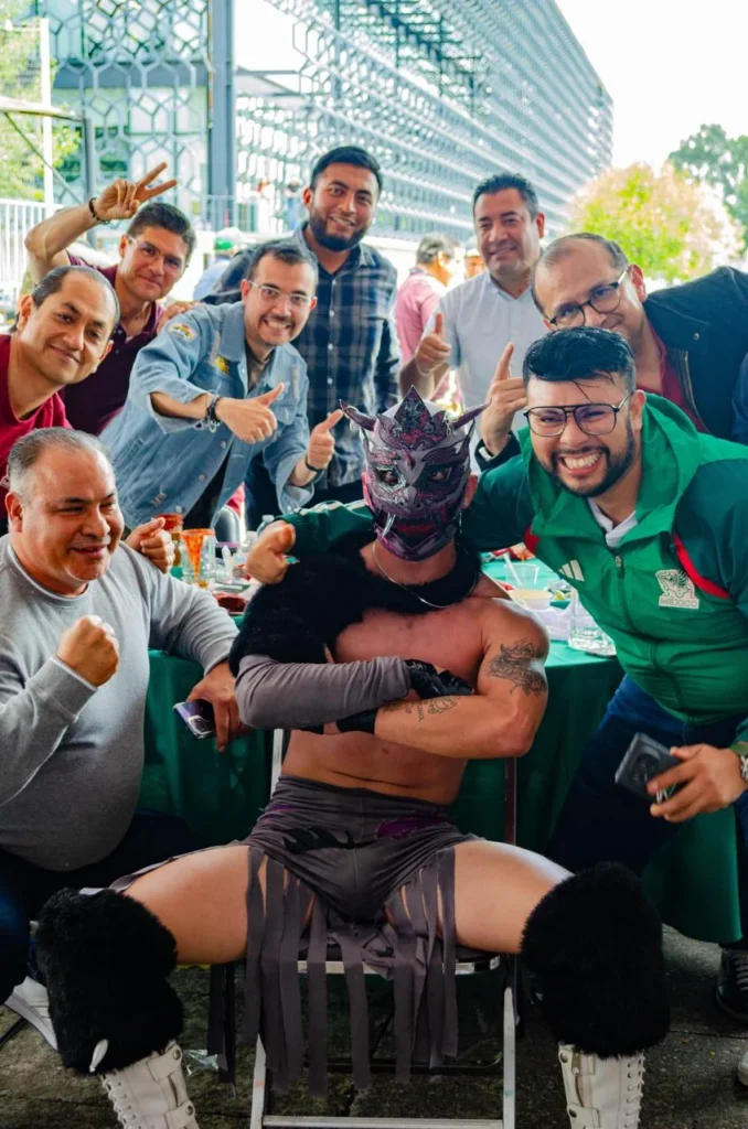 Luchador profesional posando en evento de empresa