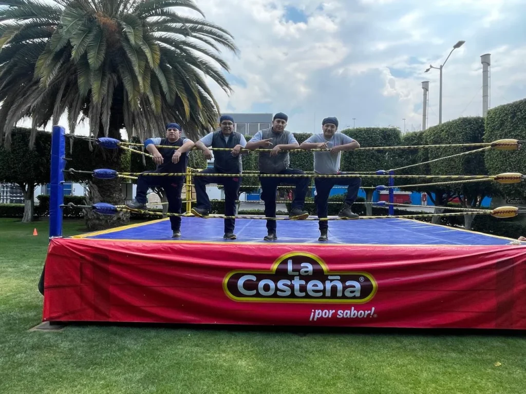 Funcion de lucha libre con publico corporativo