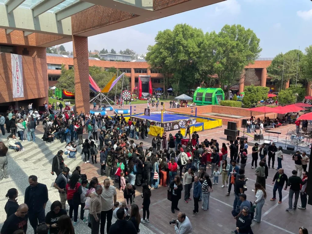 Luchadores profesionales en ring para evento corporativo