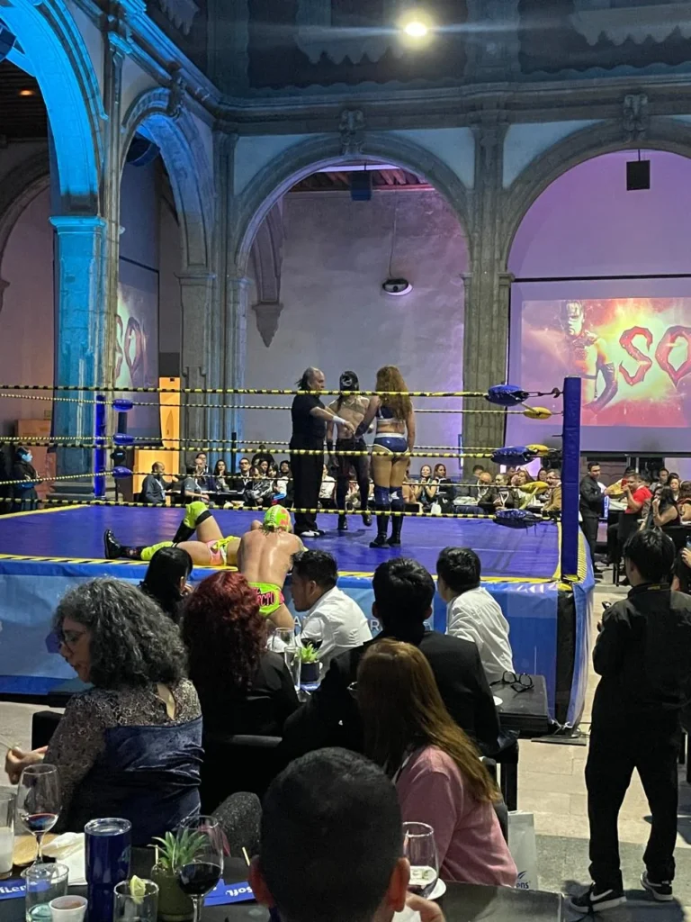 Convivencia con luchador profesional en evento corporativo