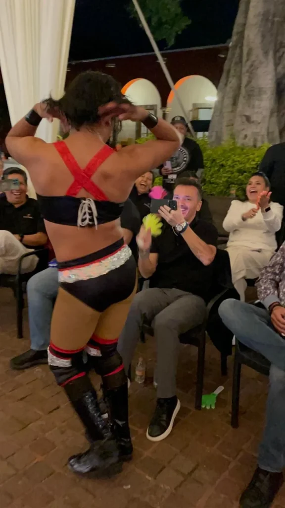 Foto con luchador profesional en evento de empresa