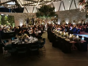 Renta de mesas para eventos en CDMX — mesas redondas e imperiales montadas para banquete