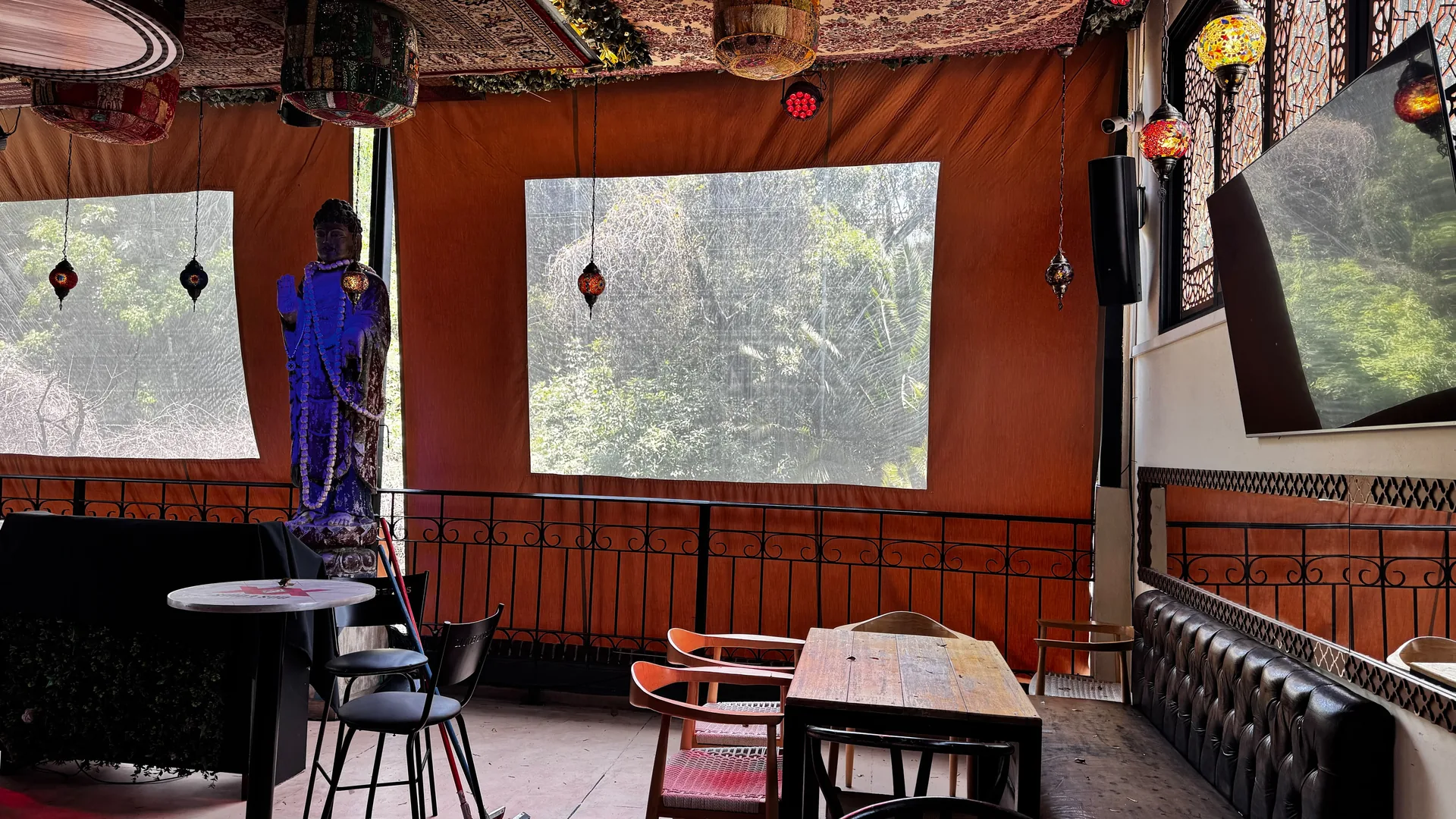 Terraza Condesa 2 — lounge con pantalla