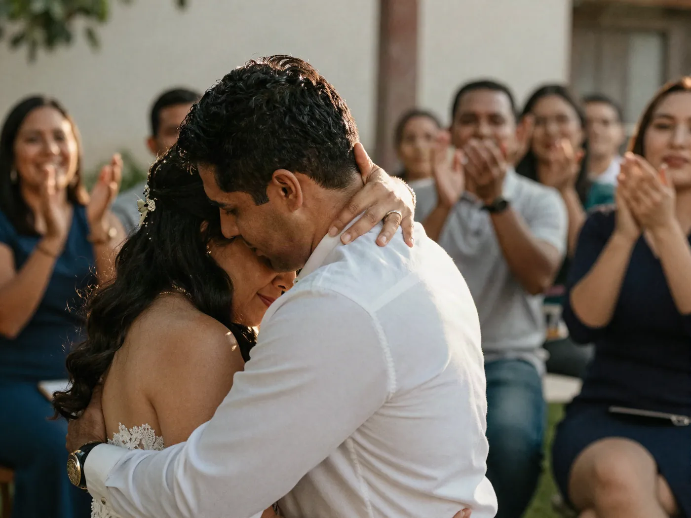 Novios abrazándose tras ser declarados marido y mujer