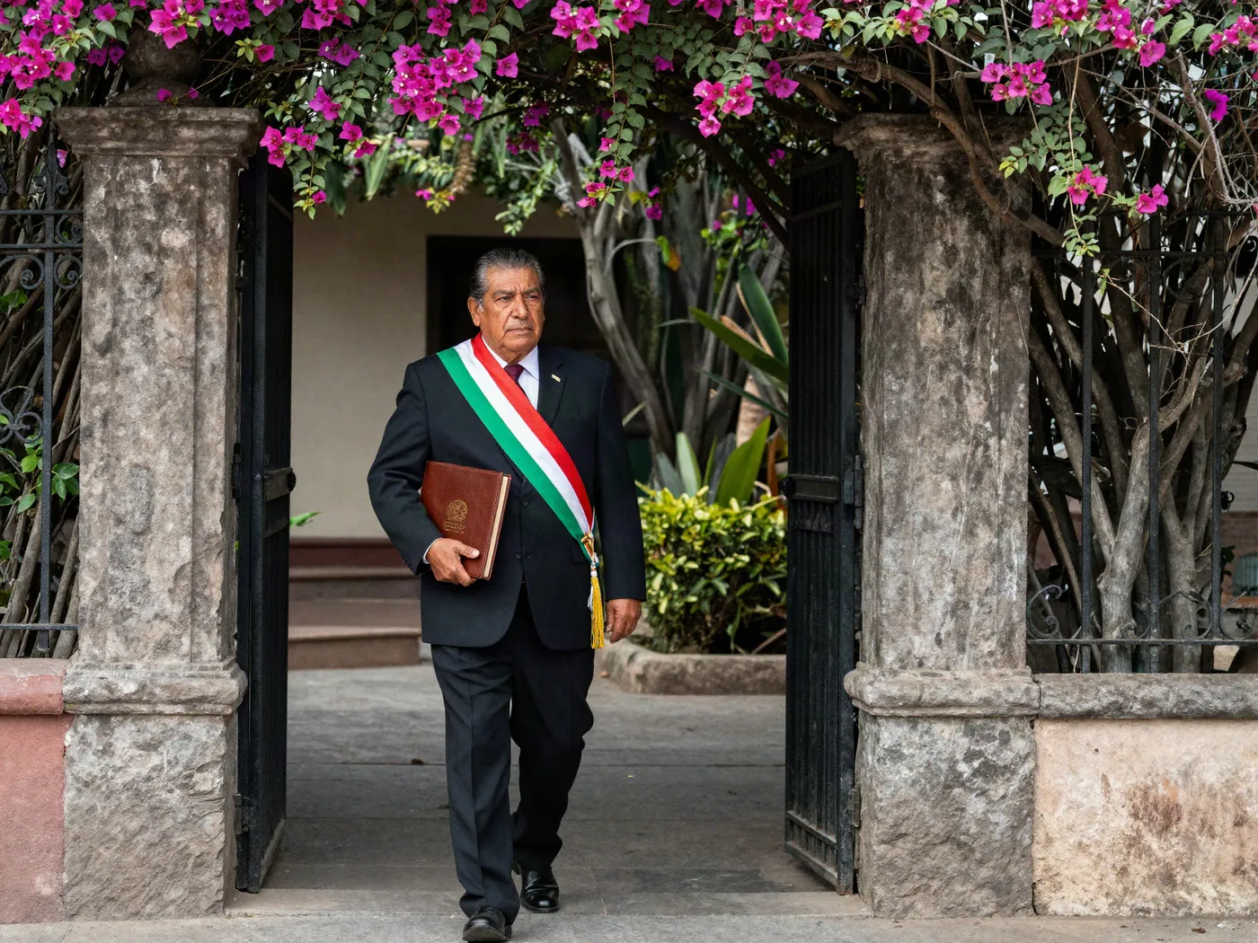 Juez del Registro Civil llegando a un domicilio en CDMX para oficiar una boda civil